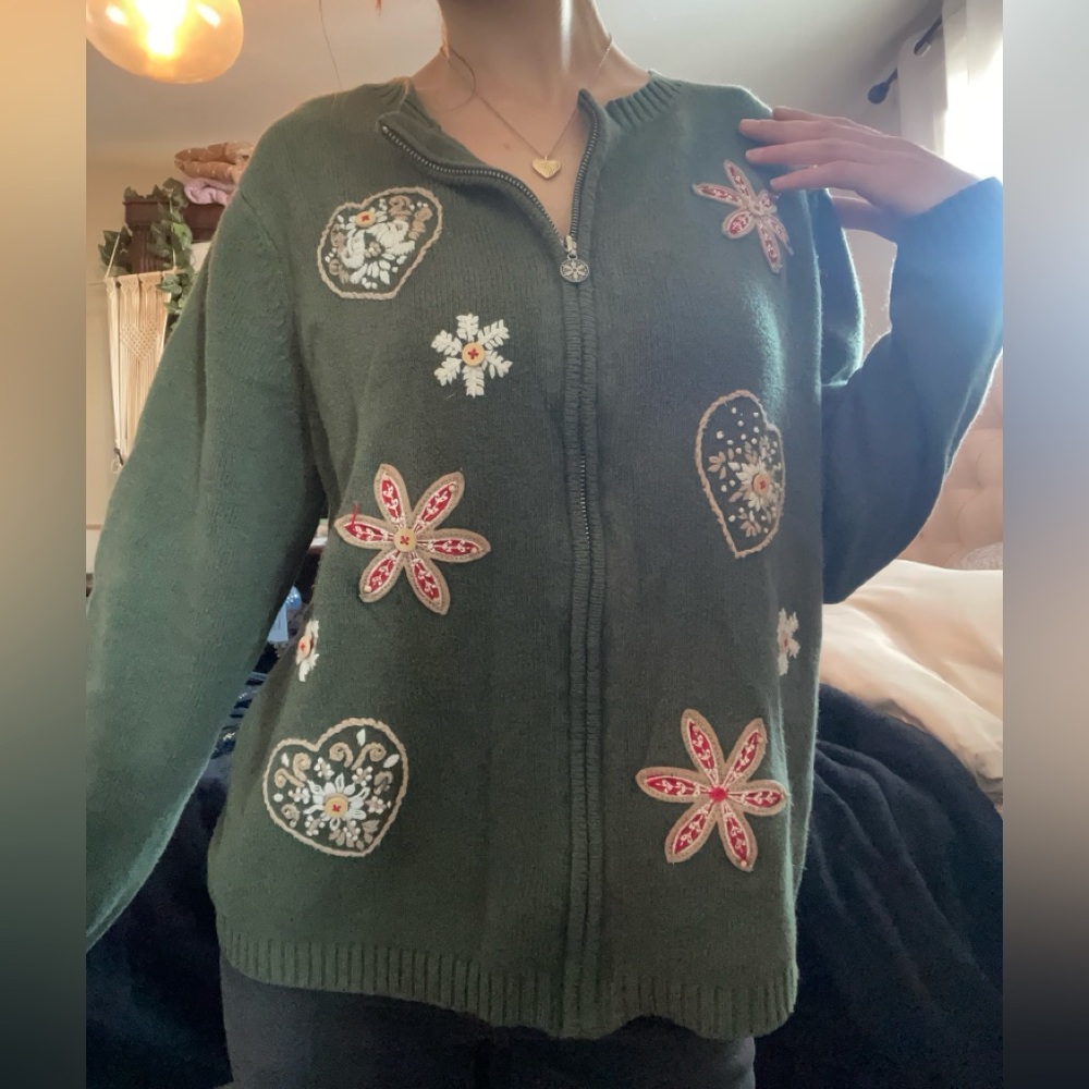 Northern Reflections Dark Green Floral Heart Sweater - Picture 5 of 5